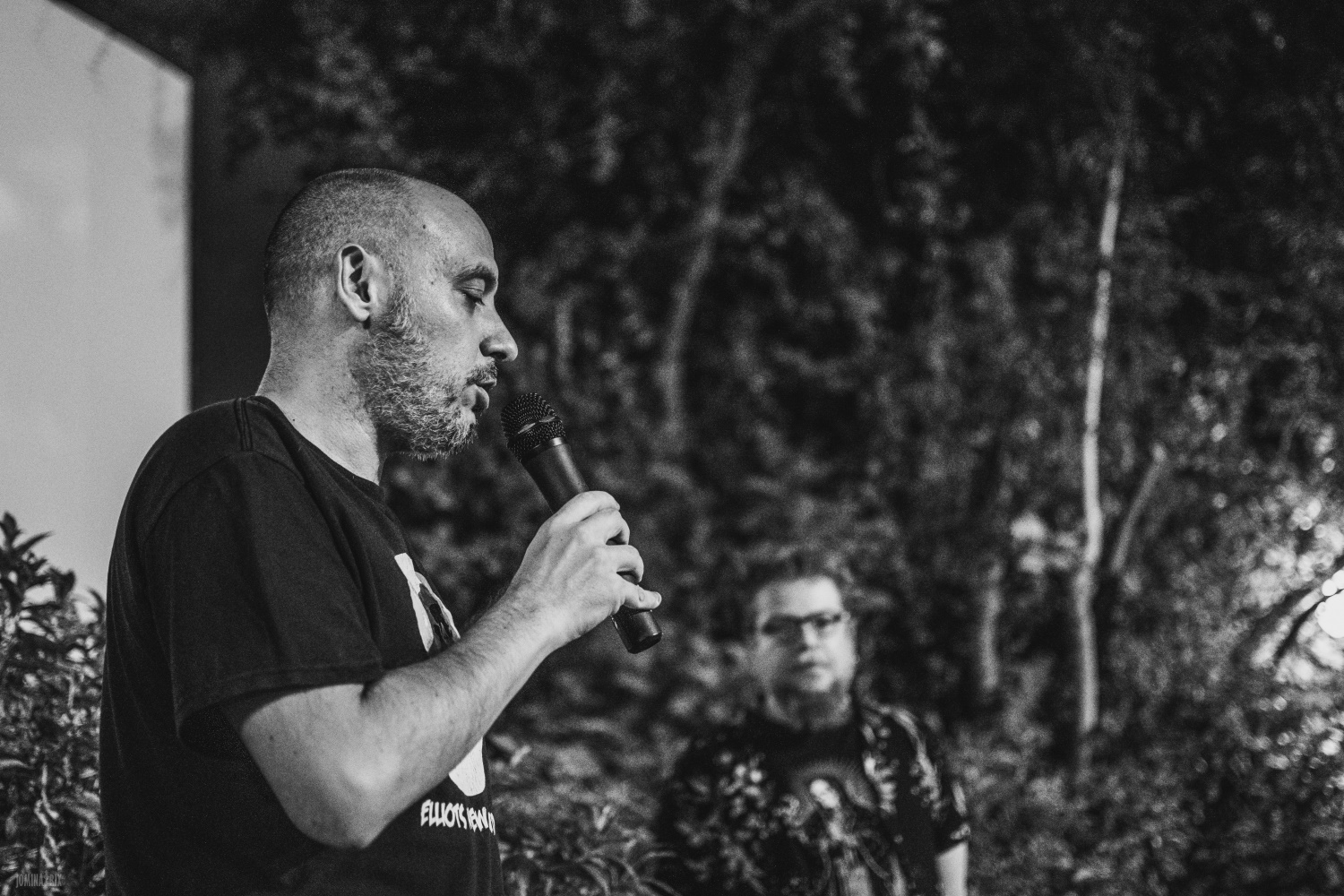 Κωνσταντίνος Τσάβαλος (αριστερά) και Ακης Καπράνος (δεξιά), κατά τον πρόλογο του Altered States από το Midnight Express στη Ριβιέρα